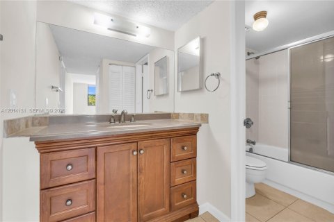 Condo in Miami, Florida, 2 bedrooms № 2076474 - photo 26