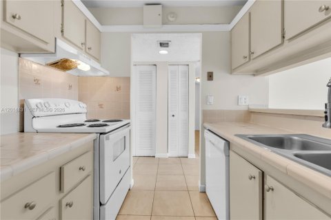 Condo in Miami, Florida, 2 bedrooms № 2076474 - photo 15