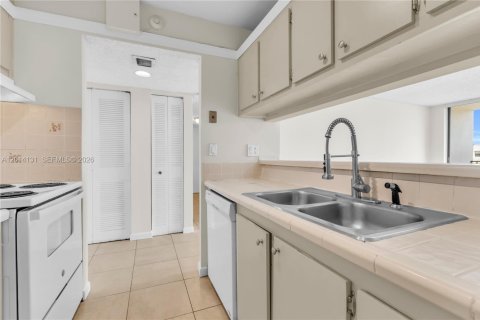 Condo in Miami, Florida, 2 bedrooms № 2076474 - photo 16