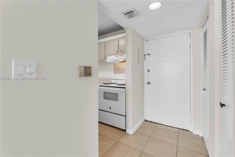 Condo in Miami, Florida, 2 bedrooms № 2076474 - photo 10