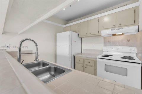 Condo in Miami, Florida, 2 bedrooms № 2076474 - photo 12