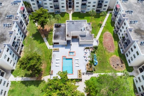 Condo in Miami, Florida, 2 bedrooms № 2076474 - photo 2