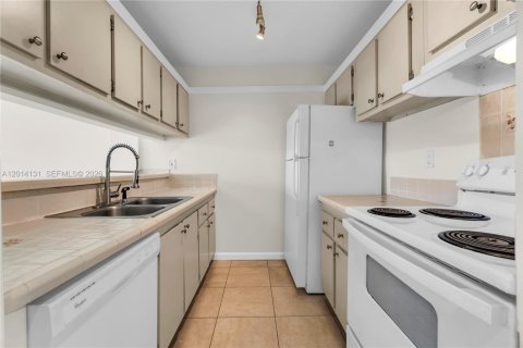 Condo in Miami, Florida, 2 bedrooms № 2076474 - photo 6