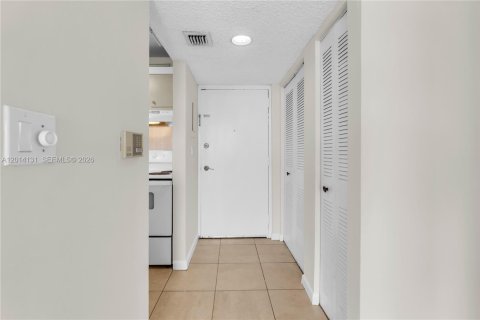 Condo in Miami, Florida, 2 bedrooms № 2076474 - photo 11