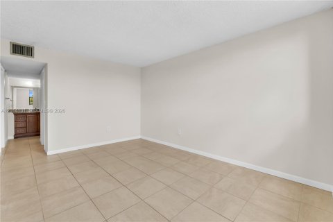 Condo in Miami, Florida, 2 bedrooms № 2076474 - photo 23