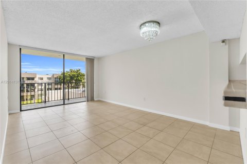 Condo in Miami, Florida, 2 bedrooms № 2076474 - photo 21