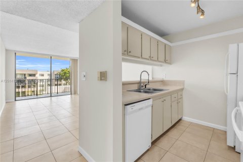 Condo in Miami, Florida, 2 bedrooms № 2076474 - photo 13