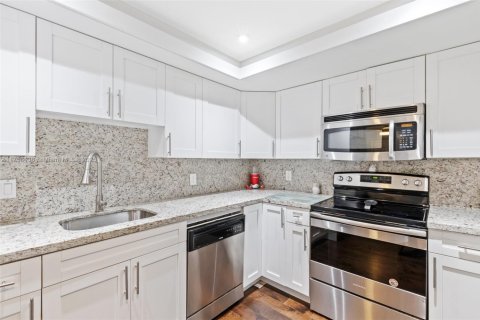 Condo in Pembroke Pines, Florida, 2 bedrooms  № 1865324 - photo 10