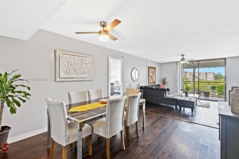 Condo in Pembroke Pines, Florida, 2 bedrooms  № 1865324 - photo 8