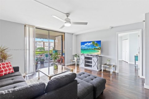 Condo in Pembroke Pines, Florida, 2 bedrooms  № 1865324 - photo 15