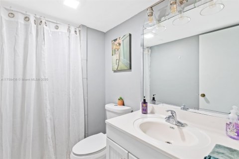 Condo in Pembroke Pines, Florida, 2 bedrooms  № 1865324 - photo 17