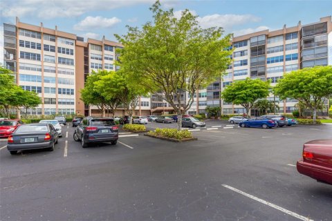 Condo in Pembroke Pines, Florida, 2 bedrooms  № 1865324 - photo 1