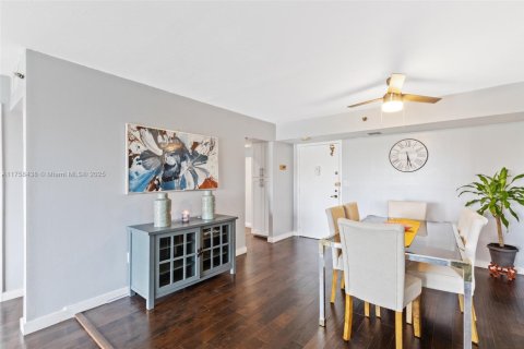 Condo in Pembroke Pines, Florida, 2 bedrooms  № 1865324 - photo 9