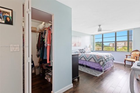 Condo in Pembroke Pines, Florida, 2 bedrooms  № 1865324 - photo 19
