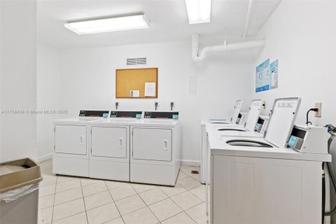 Condo in Pembroke Pines, Florida, 2 bedrooms  № 1865324 - photo 2