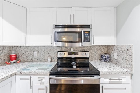 Condo in Pembroke Pines, Florida, 2 bedrooms  № 1865324 - photo 12