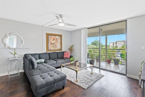 Condo in Pembroke Pines, Florida, 2 bedrooms  № 1865324 - photo 13