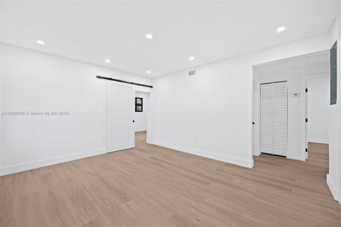 House in Miami, Florida 3 bedrooms, 94.95 sq.m. № 1950533 - photo 9