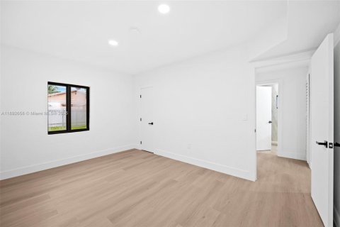 House in Miami, Florida 3 bedrooms, 94.95 sq.m. № 1950533 - photo 25