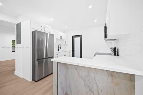 House in Miami, Florida 3 bedrooms, 94.95 sq.m. № 1950533 - photo 10