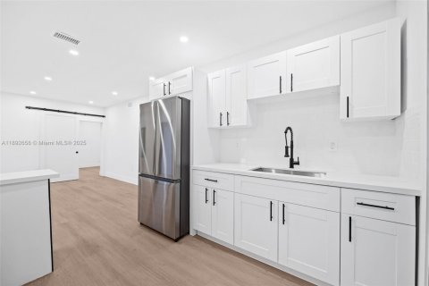 House in Miami, Florida 3 bedrooms, 94.95 sq.m. № 1950533 - photo 4