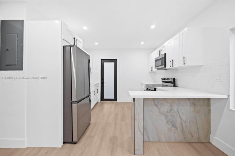 House in Miami, Florida 3 bedrooms, 94.95 sq.m. № 1950533 - photo 13