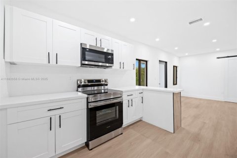House in Miami, Florida 3 bedrooms, 94.95 sq.m. № 1950533 - photo 5