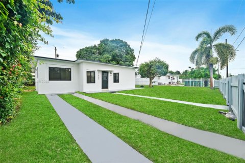 House in Miami, Florida 3 bedrooms, 94.95 sq.m. № 1950533 - photo 2