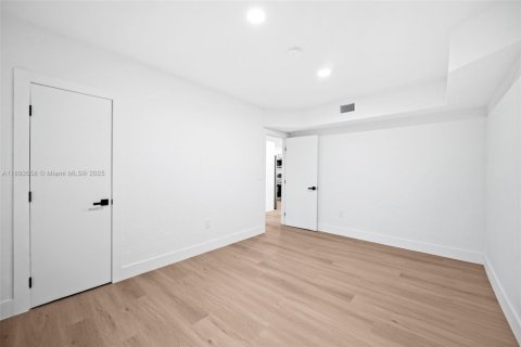 House in Miami, Florida 3 bedrooms, 94.95 sq.m. № 1950533 - photo 26