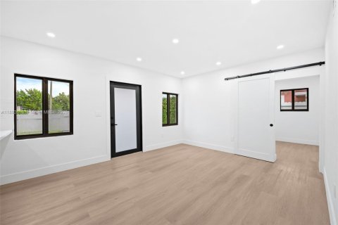 House in Miami, Florida 3 bedrooms, 94.95 sq.m. № 1950533 - photo 11