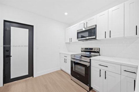 House in Miami, Florida 3 bedrooms, 94.95 sq.m. № 1950533 - photo 14