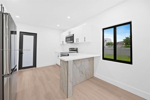 House in Miami, Florida 3 bedrooms, 94.95 sq.m. № 1950533 - photo 12