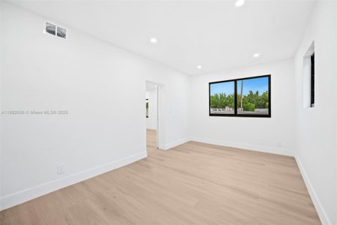 House in Miami, Florida 3 bedrooms, 94.95 sq.m. № 1950533 - photo 19