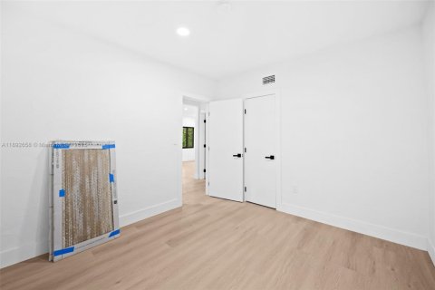 House in Miami, Florida 3 bedrooms, 94.95 sq.m. № 1950533 - photo 22