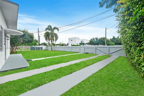 House in Miami, Florida 3 bedrooms, 94.95 sq.m. № 1950533 - photo 30