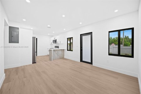 House in Miami, Florida 3 bedrooms, 94.95 sq.m. № 1950533 - photo 7