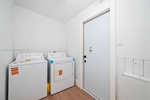 House in Miami, Florida 3 bedrooms, 94.95 sq.m. № 1950533 - photo 27