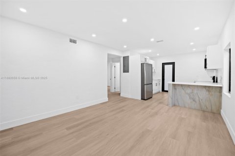 House in Miami, Florida 3 bedrooms, 94.95 sq.m. № 1950533 - photo 8