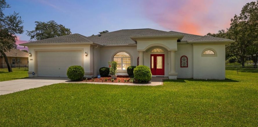 House in Spring Hill, Florida 3 bedrooms, 196.67 sq.m. № 1888710