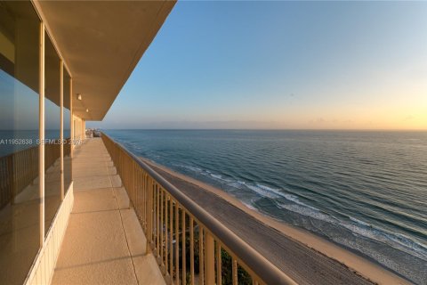Condo in Hillsboro Beach, Florida, 7 bedrooms  № 2153204 - photo 13