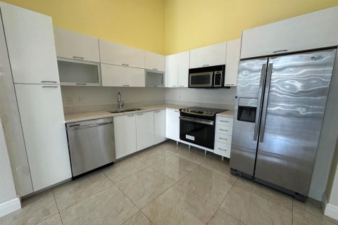 Снять в аренду кондоминиум в Майами, Флорида 3 комнаты, 68.56м2, № 2190460 - фото 7