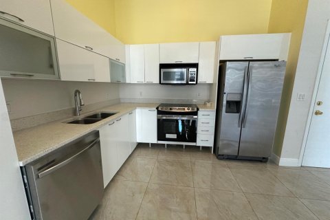Снять в аренду кондоминиум в Майами, Флорида 3 комнаты, 68.56м2, № 2190460 - фото 5