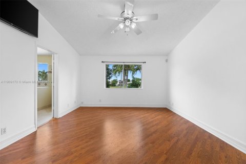 House in Deerfield Beach, Florida 4 bedrooms, 194.63 sq.m. № 1964482 - photo 22