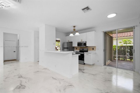 House in Deerfield Beach, Florida 4 bedrooms, 194.63 sq.m. № 1964482 - photo 11