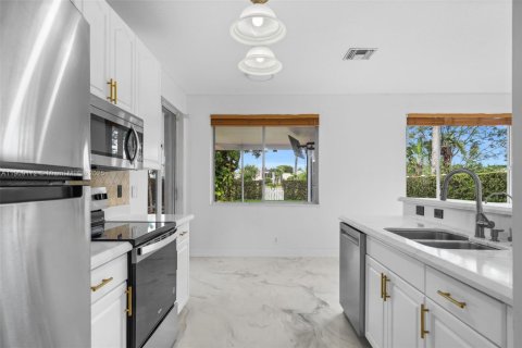 House in Deerfield Beach, Florida 4 bedrooms, 194.63 sq.m. № 1964482 - photo 7