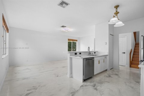 House in Deerfield Beach, Florida 4 bedrooms, 194.63 sq.m. № 1964482 - photo 9