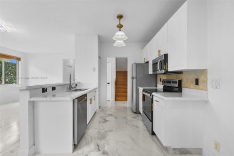 House in Deerfield Beach, Florida 4 bedrooms, 194.63 sq.m. № 1964482 - photo 8