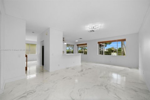 House in Deerfield Beach, Florida 4 bedrooms, 194.63 sq.m. № 1964482 - photo 13