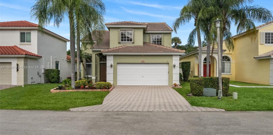 House in Deerfield Beach, Florida 4 bedrooms, 194.63 sq.m. № 1964482