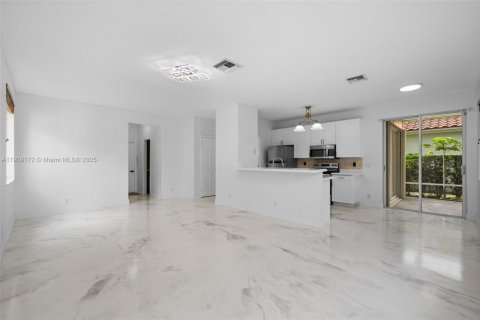 House in Deerfield Beach, Florida 4 bedrooms, 194.63 sq.m. № 1964482 - photo 10